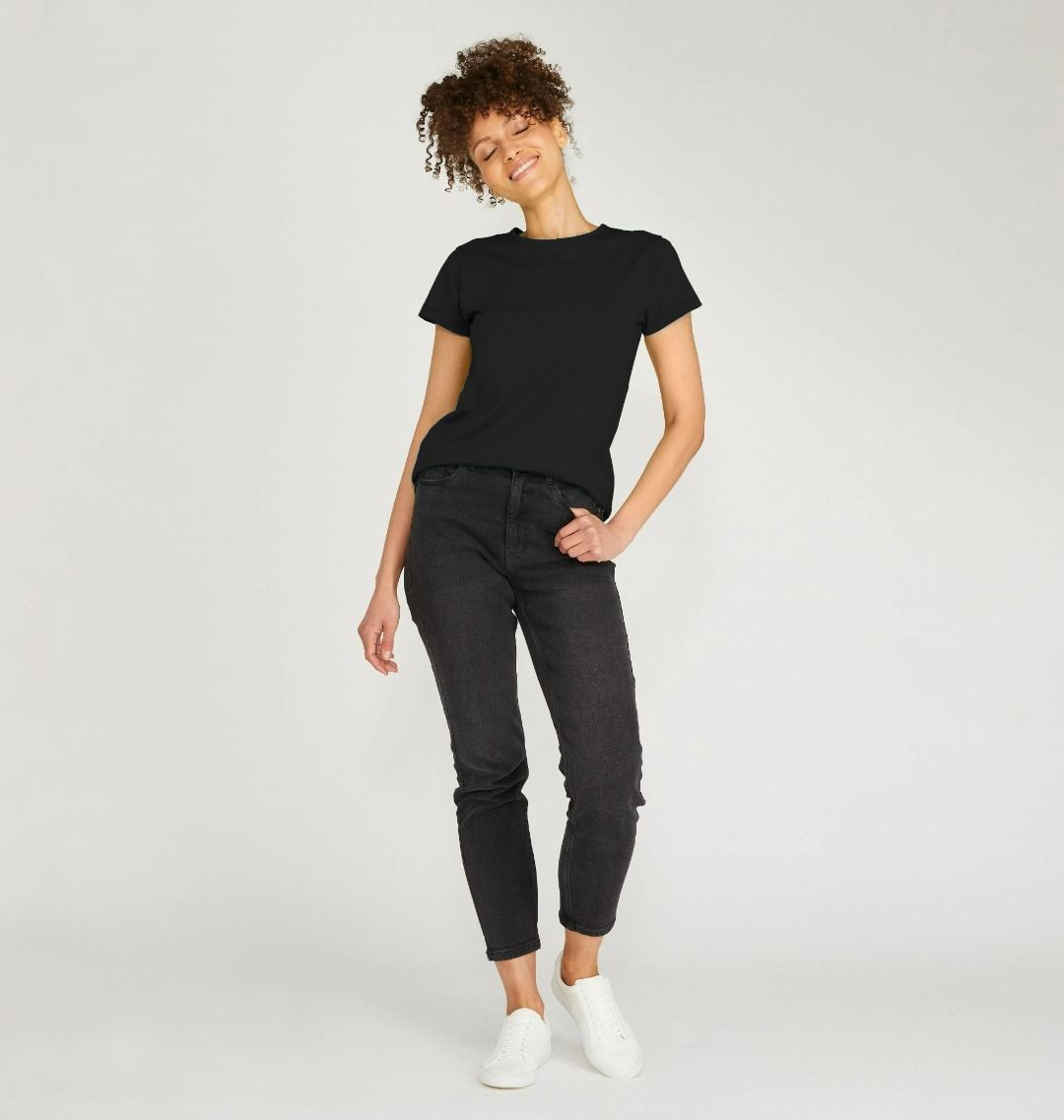 Women's sustainable essential t-shirt